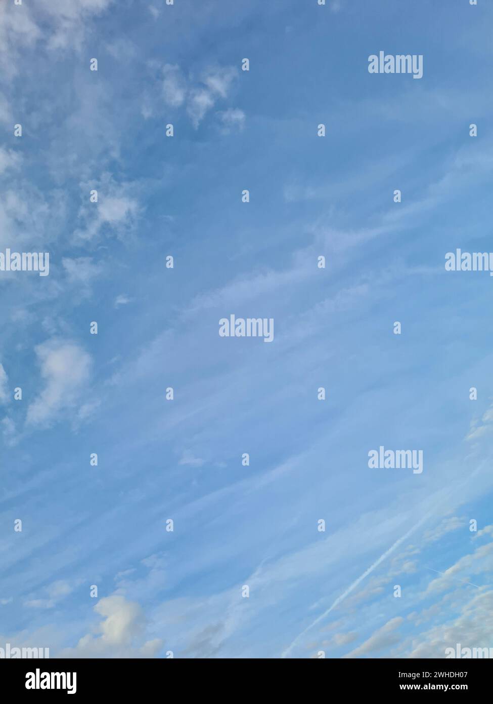 Il cielo blu con nuvole bianche in una giornata di sole Foto Stock
