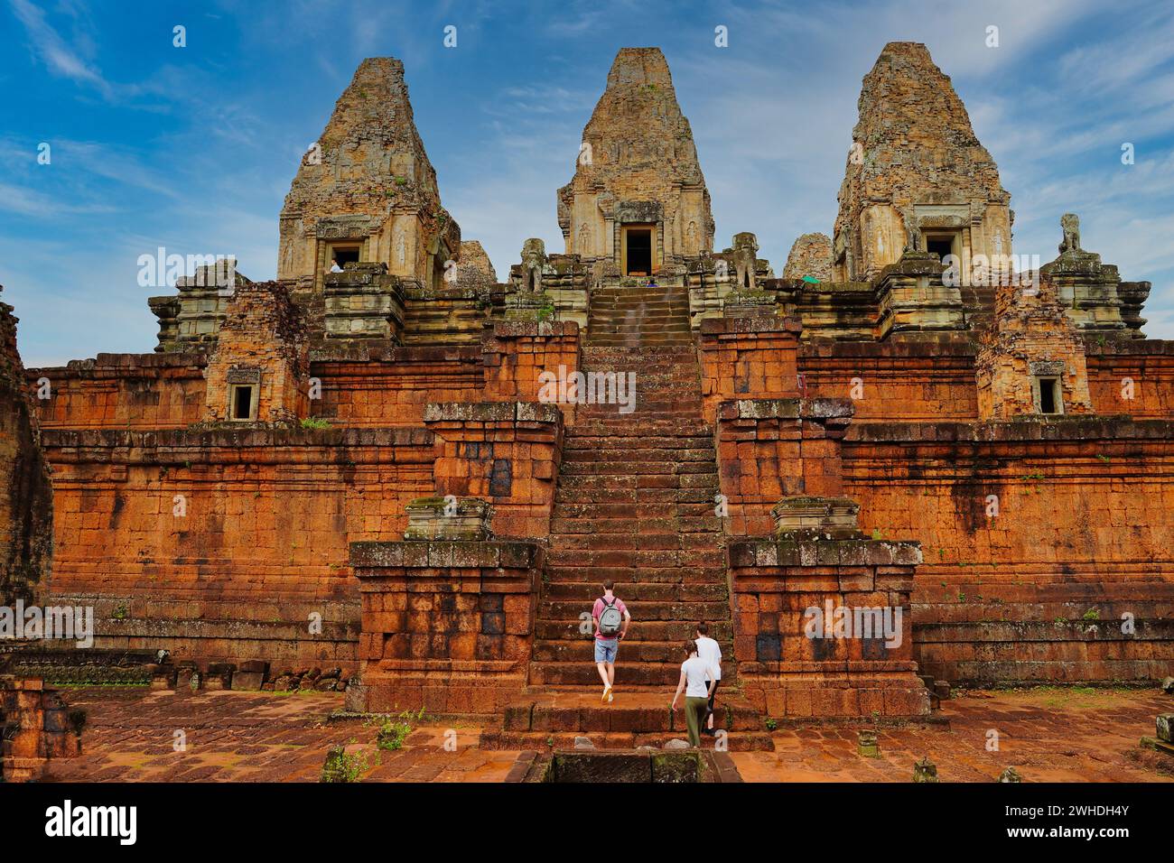 East Mebon è un tempio del X secolo costruito da Rajendravarman della dinastia Khmer vicino ad Angkor wat, Siem Reap, Cambogia Foto Stock