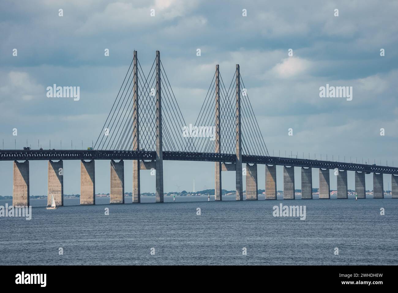 Ponte di Oresund che collega Malmo e Copenaghen in un giorno coperto Foto Stock