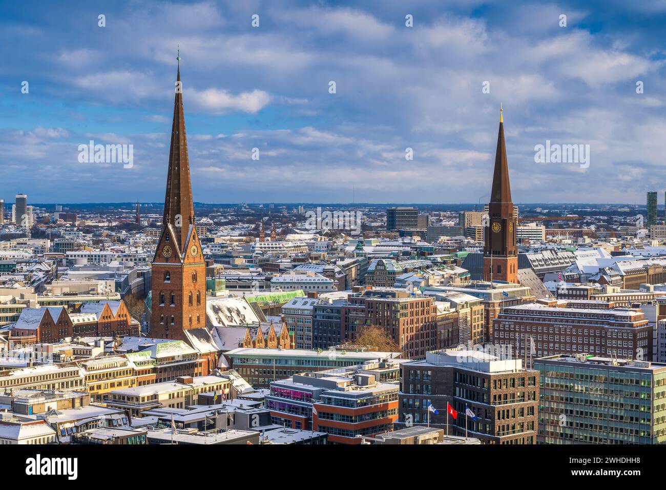 Skyline di Amburgo, Germania, con torri della chiesa in un giorno d'inverno Foto Stock