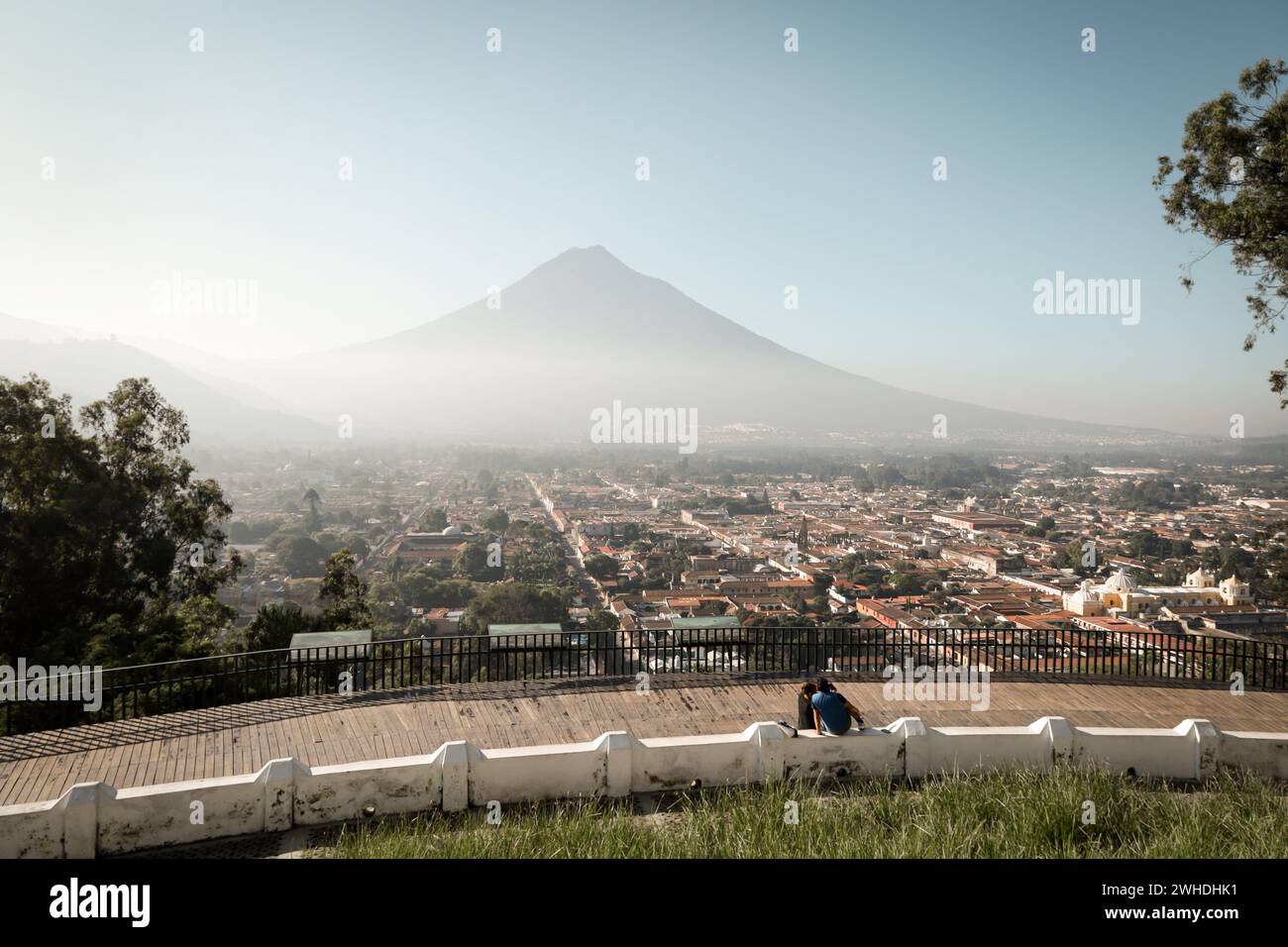 La vista della città di Antigua, Guatemala da Cerro de la Cruz. Foto Stock