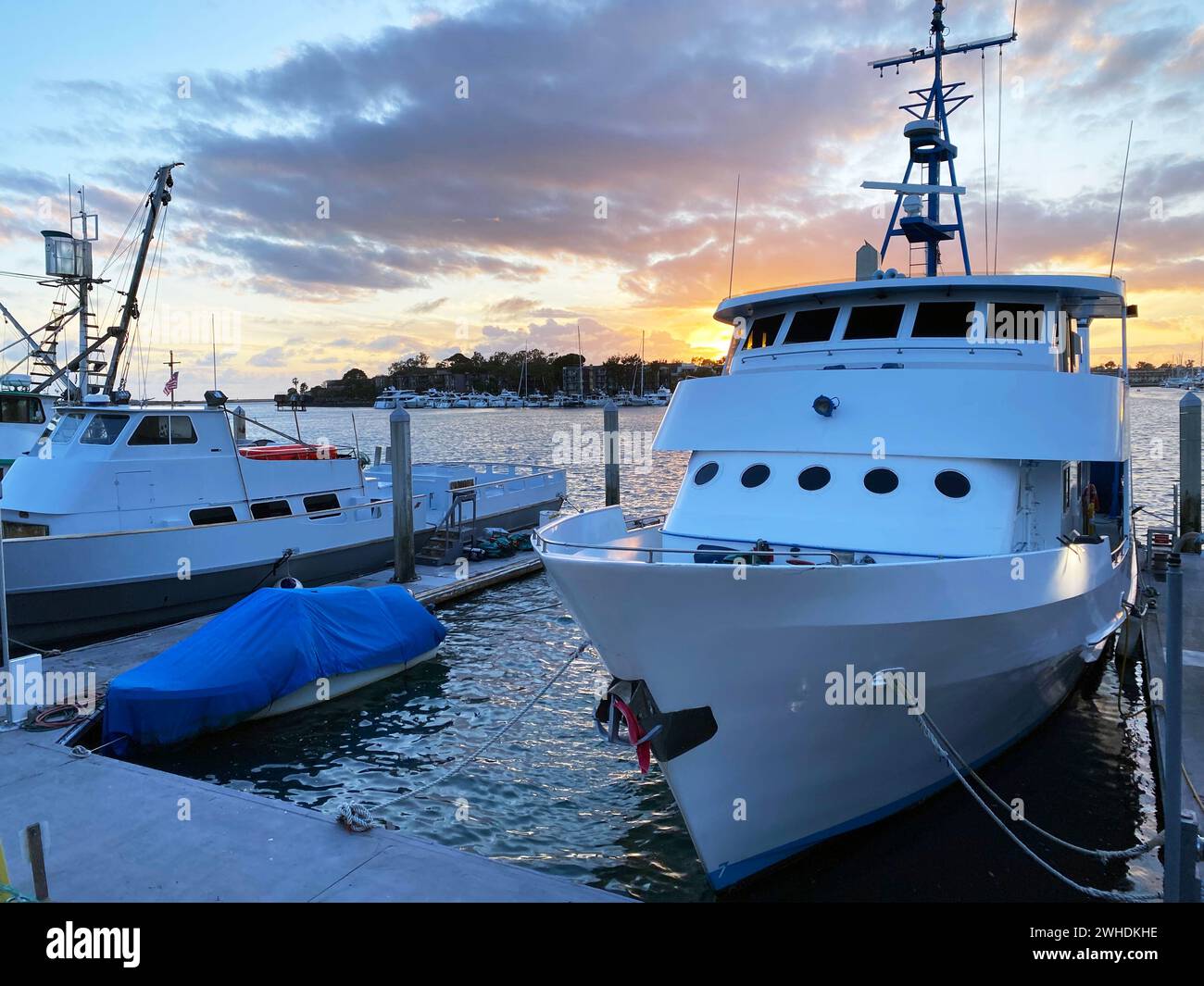 Gli yacht sono attraccati nel porto al tramonto a Marina del Rey, California Foto Stock