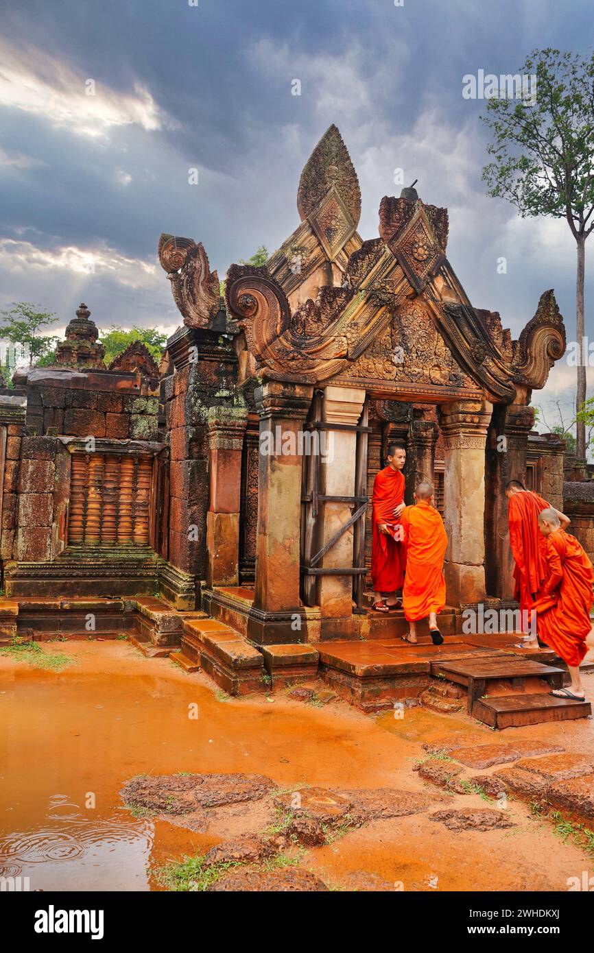 SIEM Reap, Cambogia, 4 luglio 2019 - Monaci cambogiani con rosso brillante, orangolo e roba ocra nel tempio Banteay Srei del X secolo costruito da Rajendravarman Foto Stock