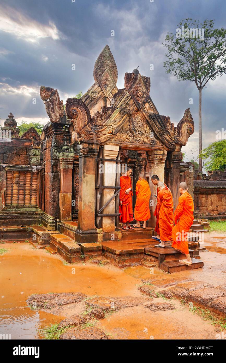 SIEM Reap, Cambogia, 4 luglio 2019 - Monaci cambogiani con rosso brillante, orangolo e roba ocra nel tempio Banteay Srei del X secolo costruito da Rajendravarman Foto Stock