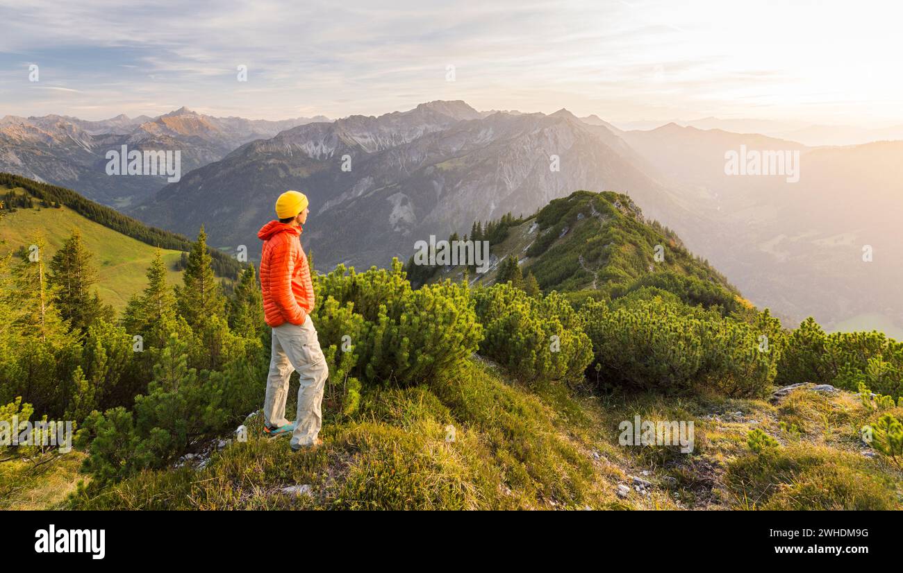 Escursionista, vista dall'Iseler sulle Alpi di Allgäu, Baviera, Germania Foto Stock