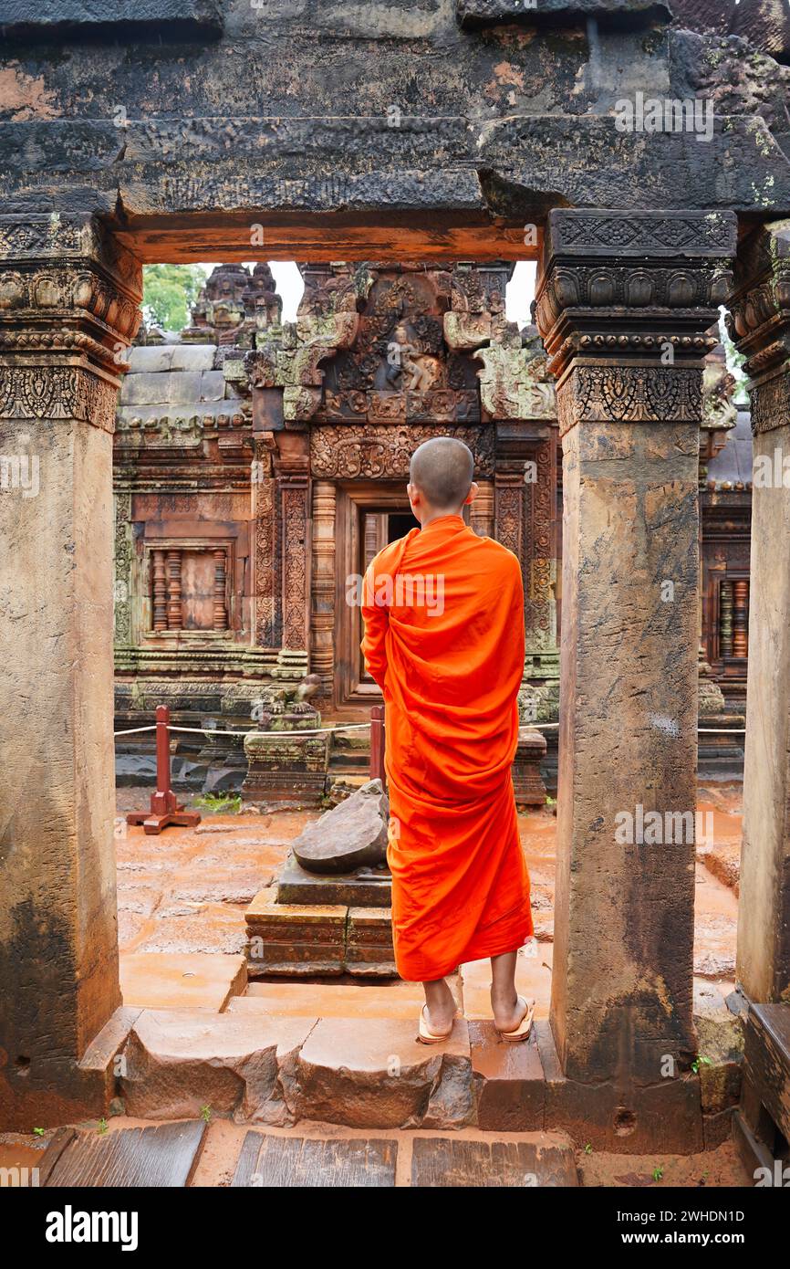 SIEM Reap, Cambogia, 4 luglio 2019 - Monaci cambogiani con rosso brillante, orangolo e roba ocra nel tempio Banteay Srei del X secolo costruito da Rajendravarman Foto Stock