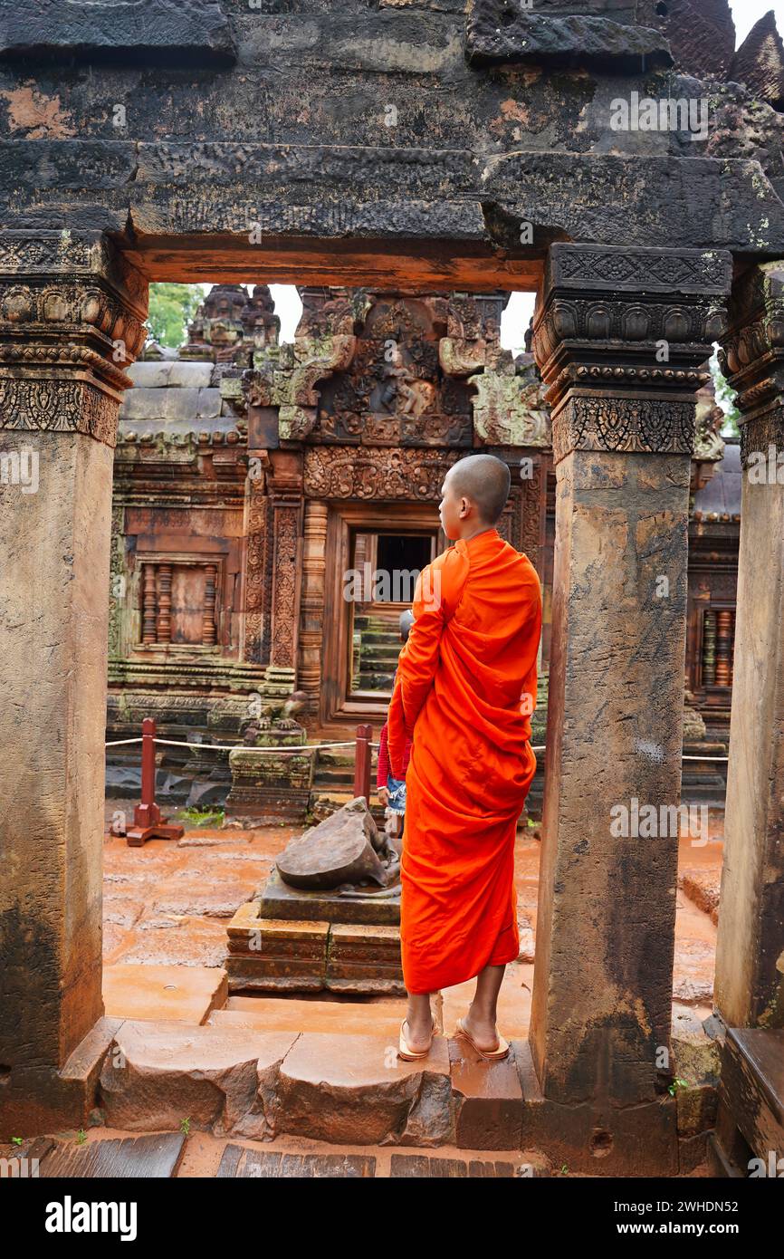 SIEM Reap, Cambogia, 4 luglio 2019 - Monaci cambogiani con rosso brillante, orangolo e roba ocra nel tempio Banteay Srei del X secolo costruito da Rajendravarman Foto Stock