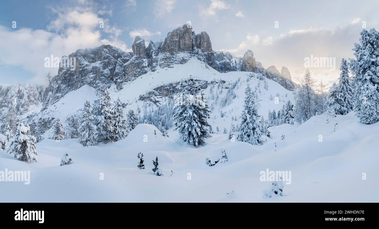 Massiccio del Sella dal passo Gardena, dal passo Gardena, alto Adige, Italia Foto Stock