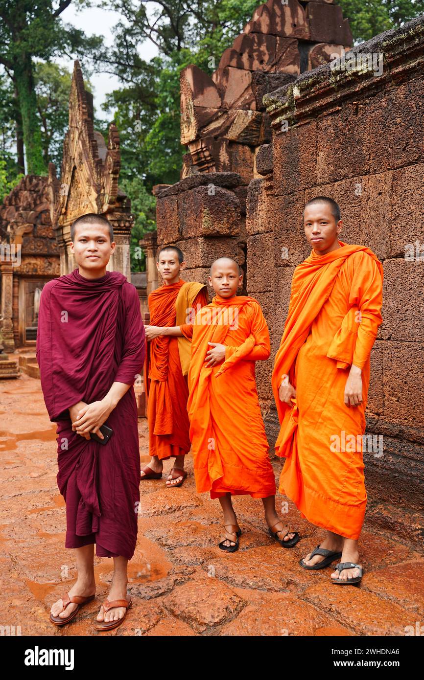 SIEM Reap, Cambogia, 4 luglio 2019 - Monaci cambogiani con rosso brillante, orangolo e roba ocra nel tempio Banteay Srei del X secolo costruito da Rajendravarman Foto Stock