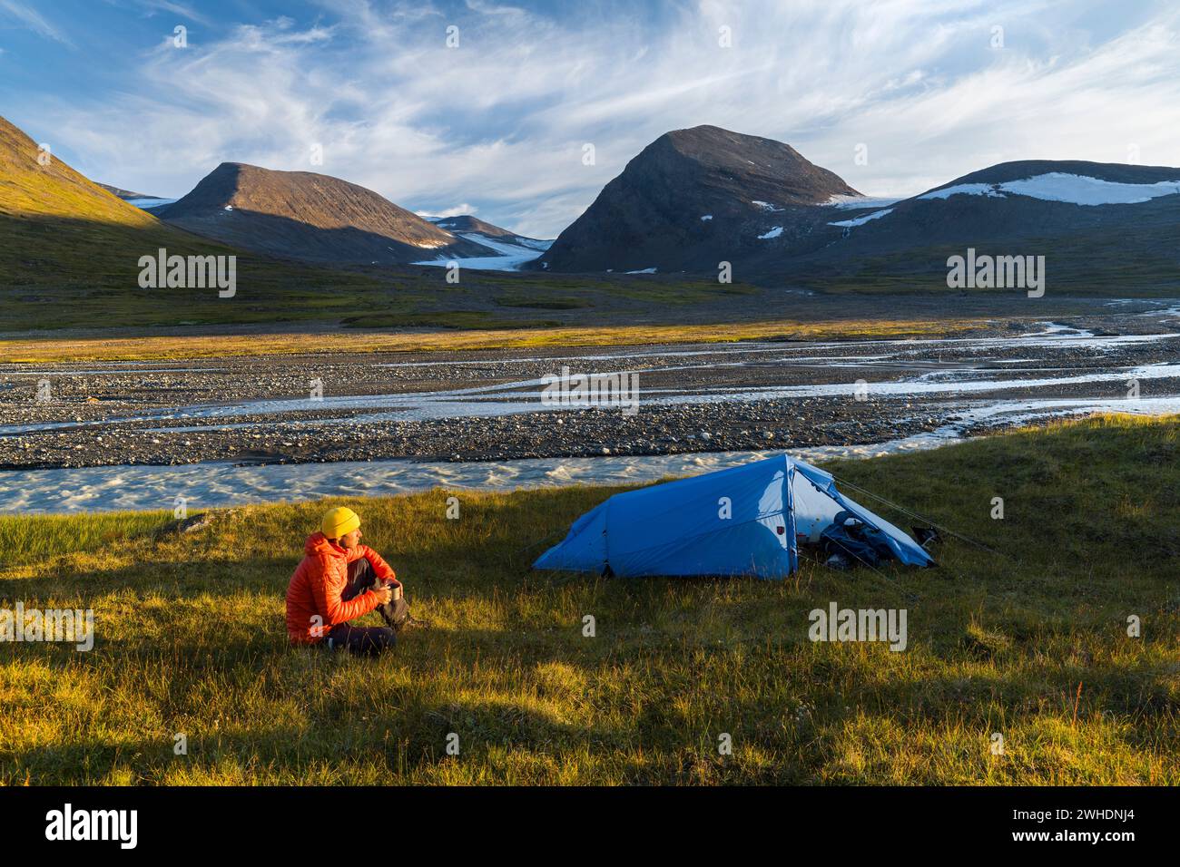 Escursionista con tenda, massiccio Ruohtes, Ruohtesvagge, Parco Nazionale Sarek, Lapponia, Svezia, Europa Foto Stock