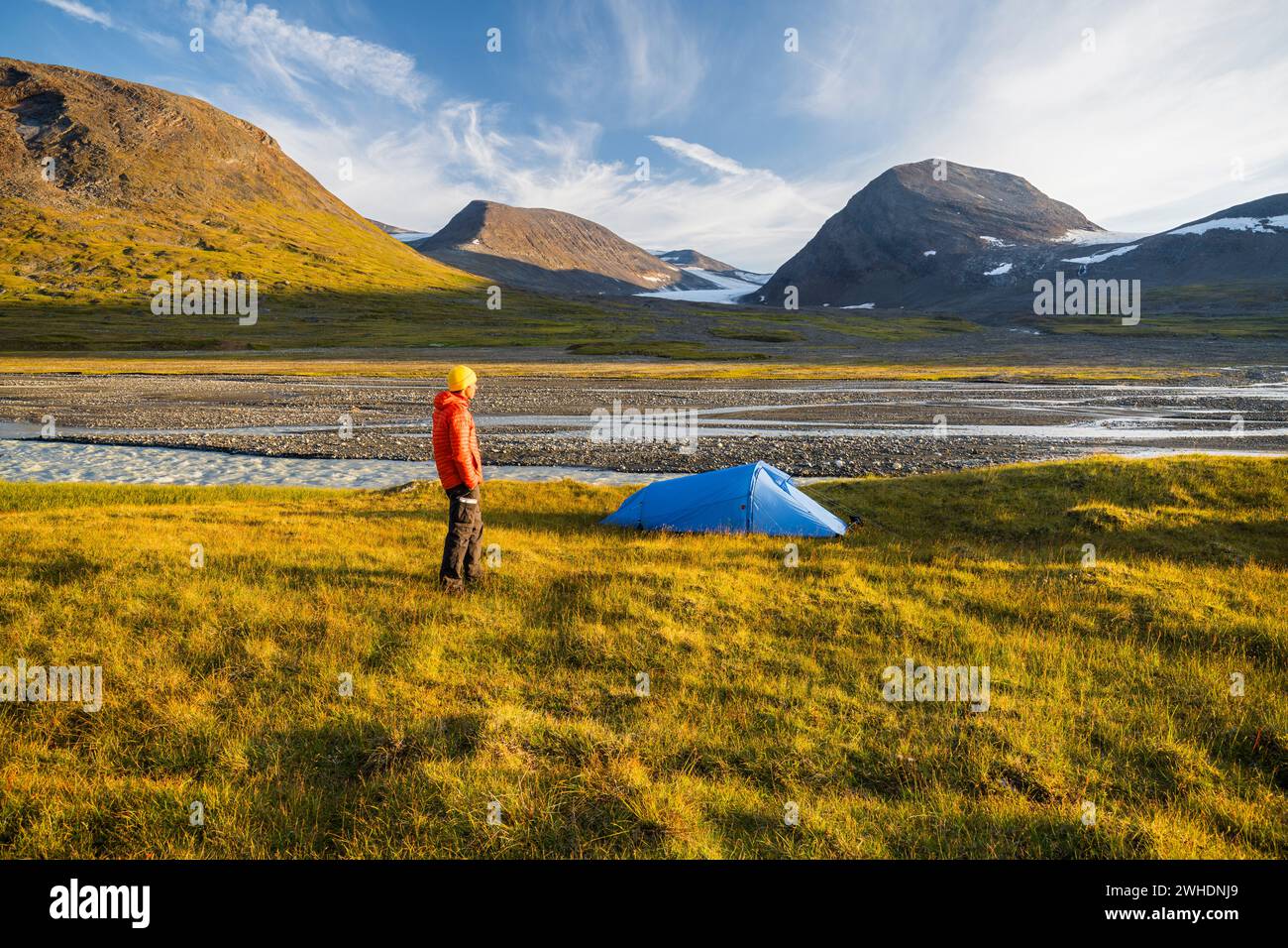 Escursionista con tenda, massiccio Ruohtes, Ruohtesvagge, Parco Nazionale Sarek, Lapponia, Svezia, Europa Foto Stock