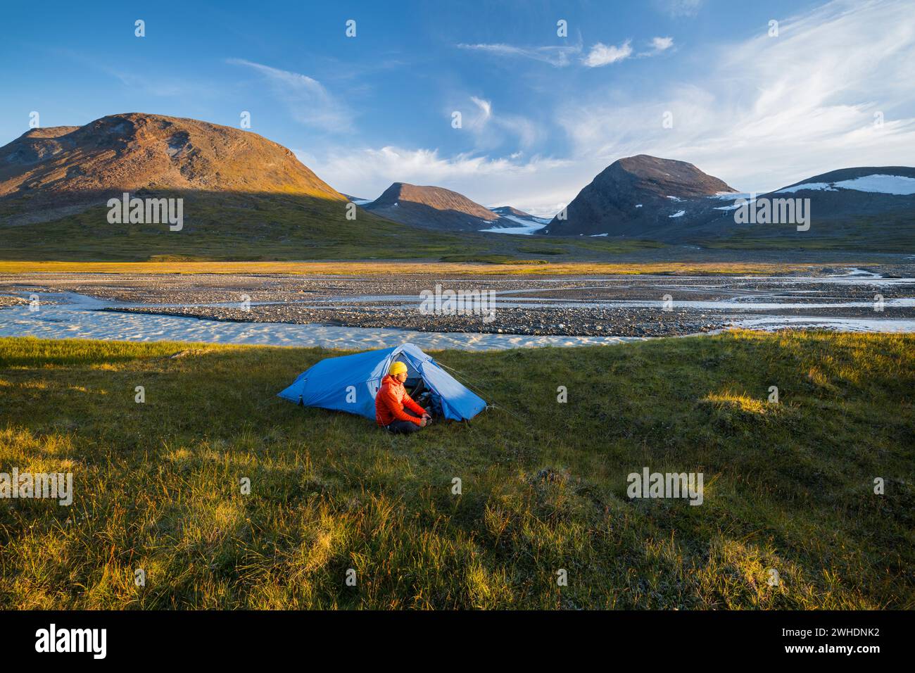 Escursionista con tenda, massiccio Ruohtes, Ruohtesvagge, Parco Nazionale Sarek, Lapponia, Svezia, Europa Foto Stock