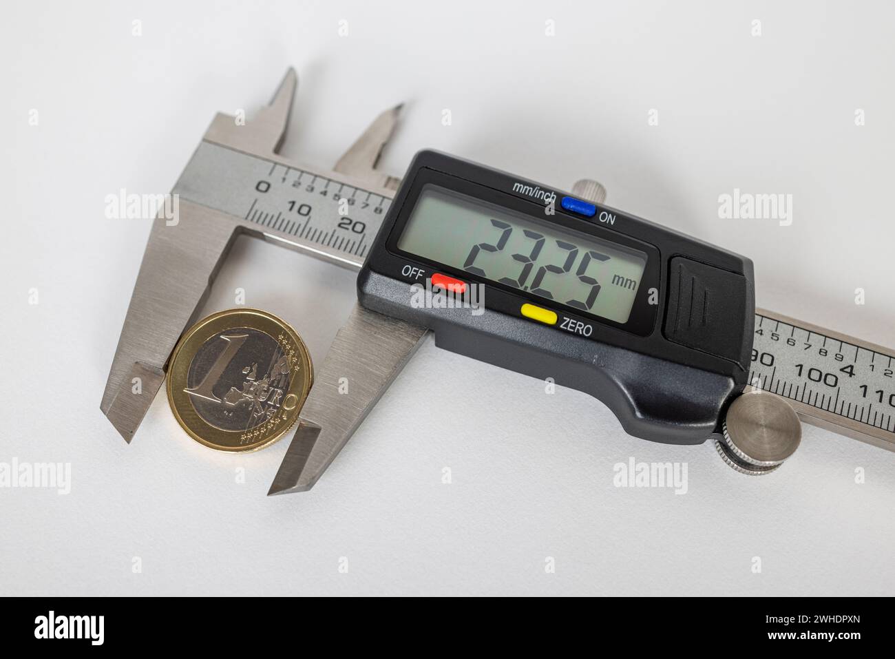 Il calibro elettronico misura il diametro di una moneta da 1 euro, fondo bianco, Foto Stock