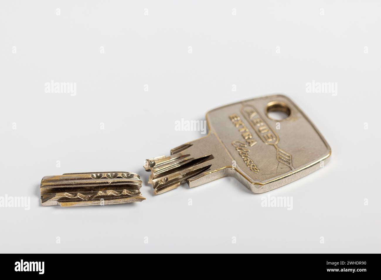 Chiave dello sportello rotta, chiave a fossetta, inserto chiave, sfondo bianco, Foto Stock