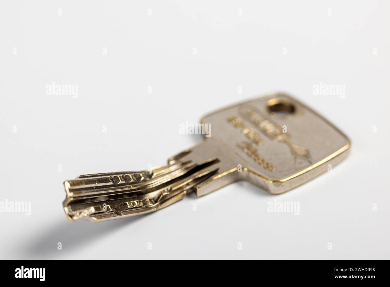 Chiave dello sportello piegata, chiave a fossetta, sfondo bianco, Foto Stock