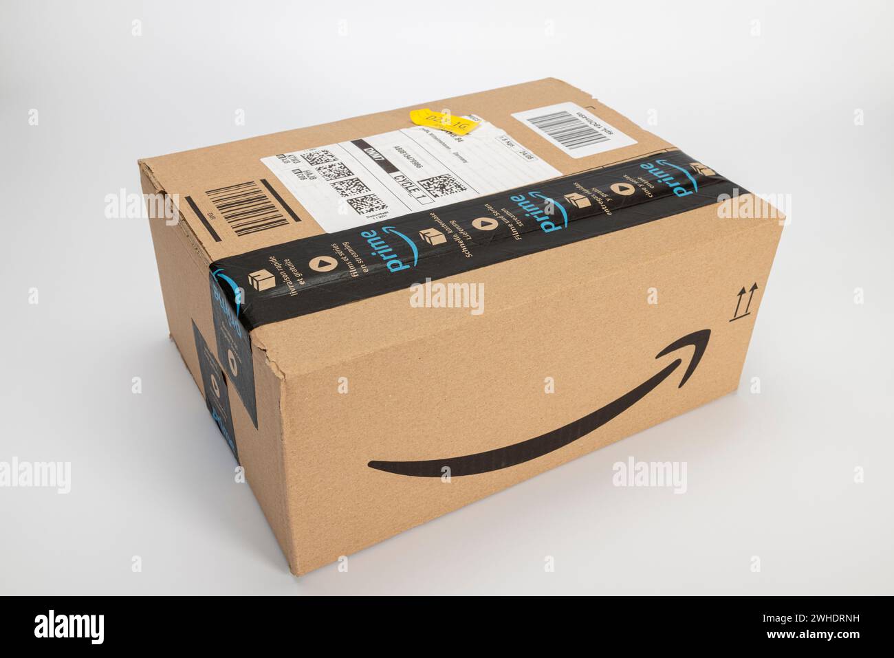 Pacchetto Amazon prime, sfondo bianco, immagine simbolo, iscrizione prime, vantaggi di spedizione prime, Foto Stock