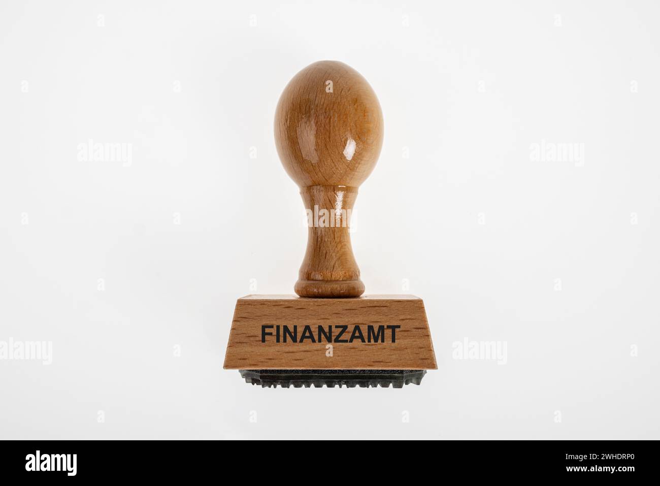 Timbro in legno con scritta "Finanzamt", fondo bianco, Foto Stock