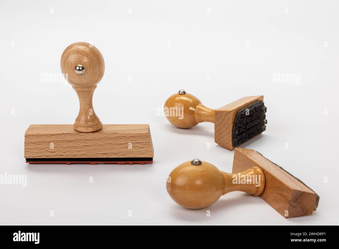 Vari dorsi in legno senza iscrizione, fondo bianco, Foto Stock
