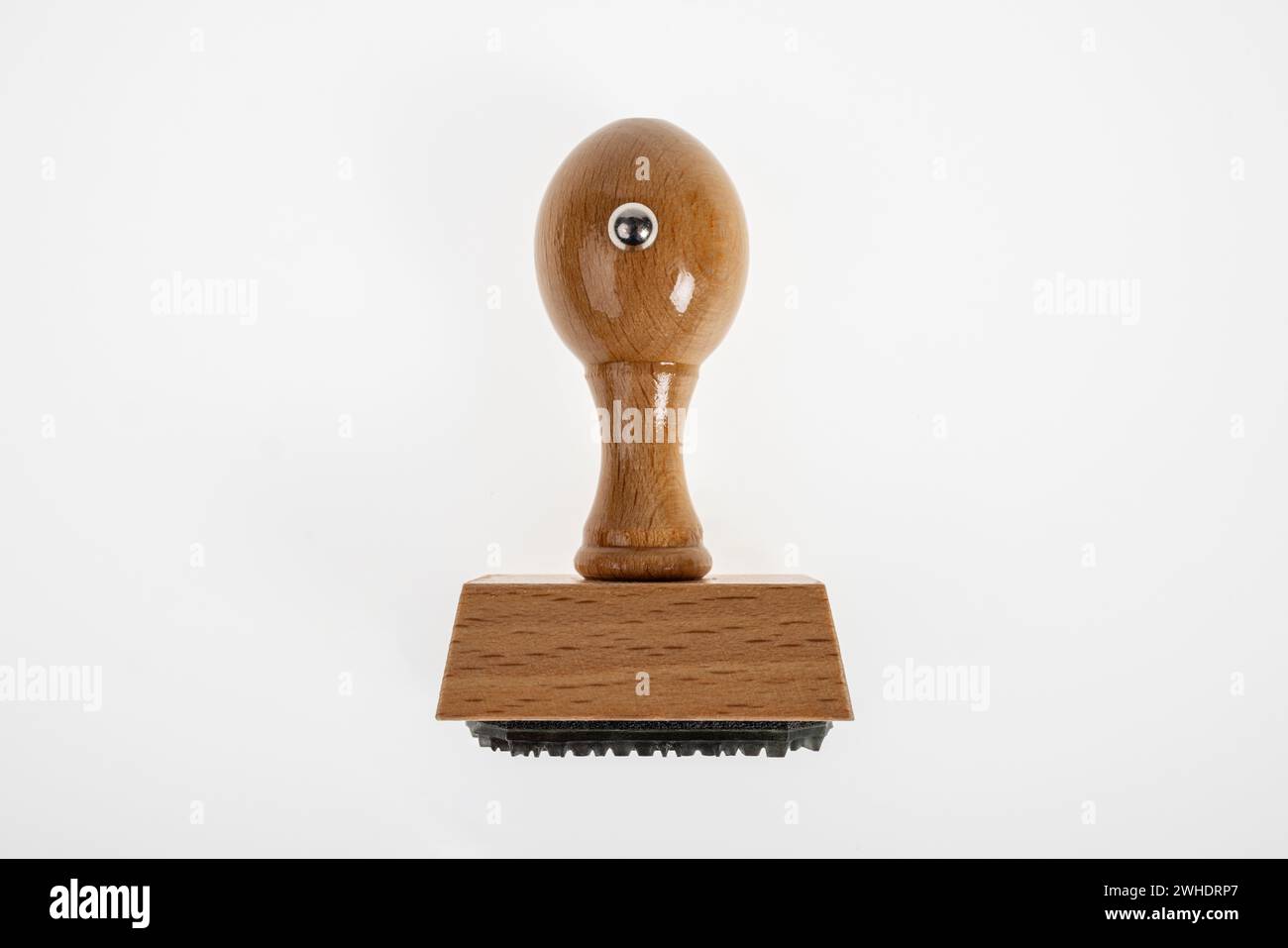 Timbro in legno sul retro senza iscrizione, fondo bianco, Foto Stock