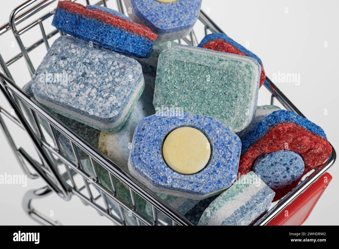 Carrello riempito con linguette lavastoviglie, vari marchi, dettaglio, sfondo bianco, Foto Stock