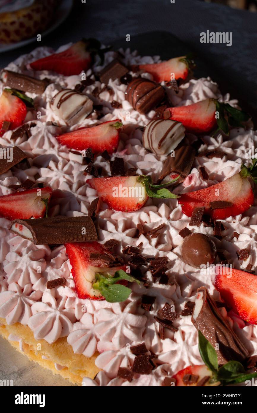 Dettaglio di una torta al cioccolato alla fragola, matrimonio/battesimo Foto Stock
