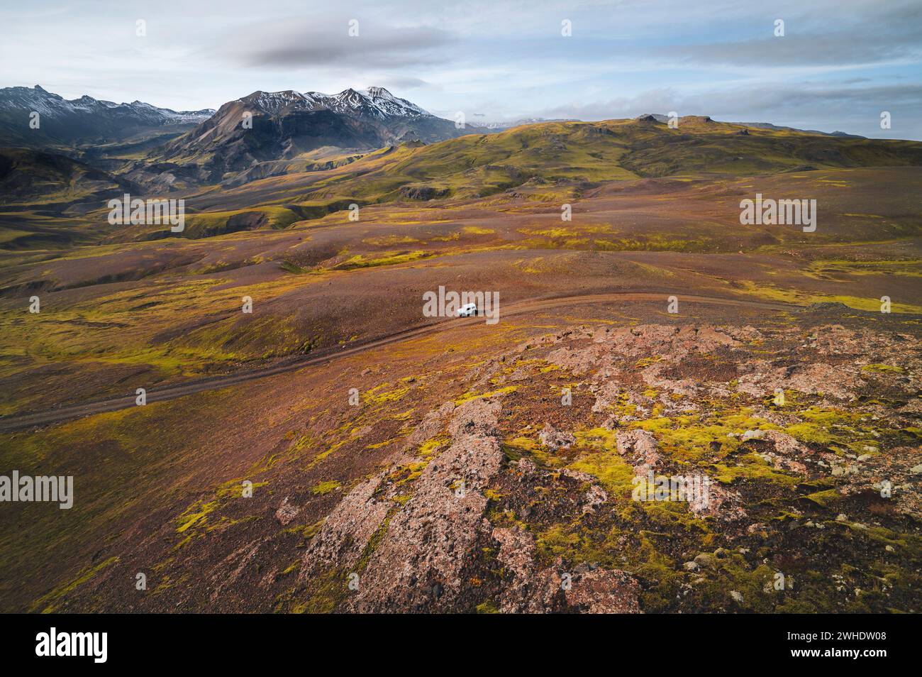 Paesaggio montano negli altopiani dell'Islanda con veicoli fuoristrada Foto Stock