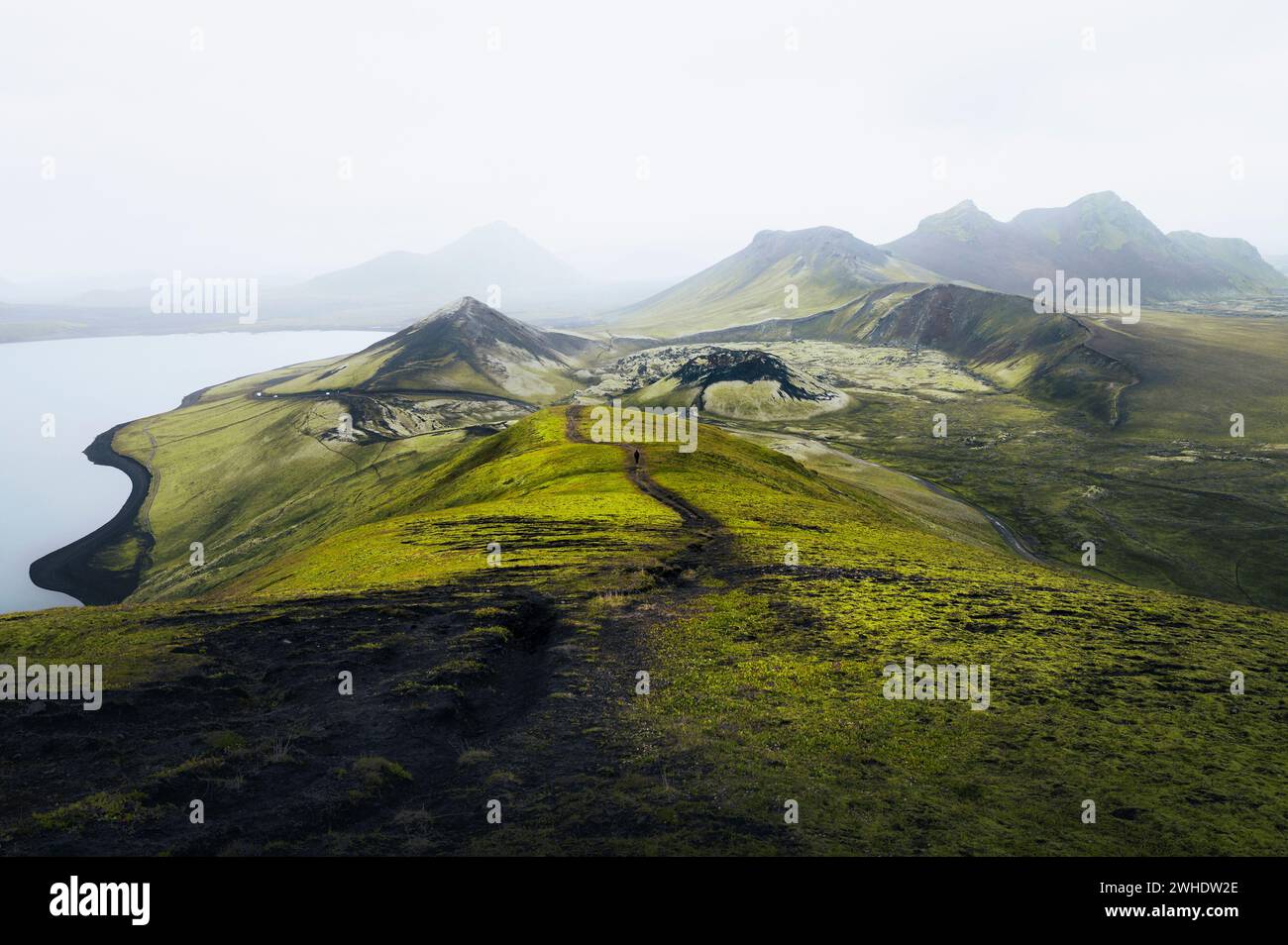 Vista dei paesaggi vulcanici ricoperti di muschio, del lago Frostastadavatn e del cratere vulcanico Stútur vicino a Landmannalaugar, alla riserva naturale di Fjallabak, alle Highlands meridionali, Islanda Foto Stock