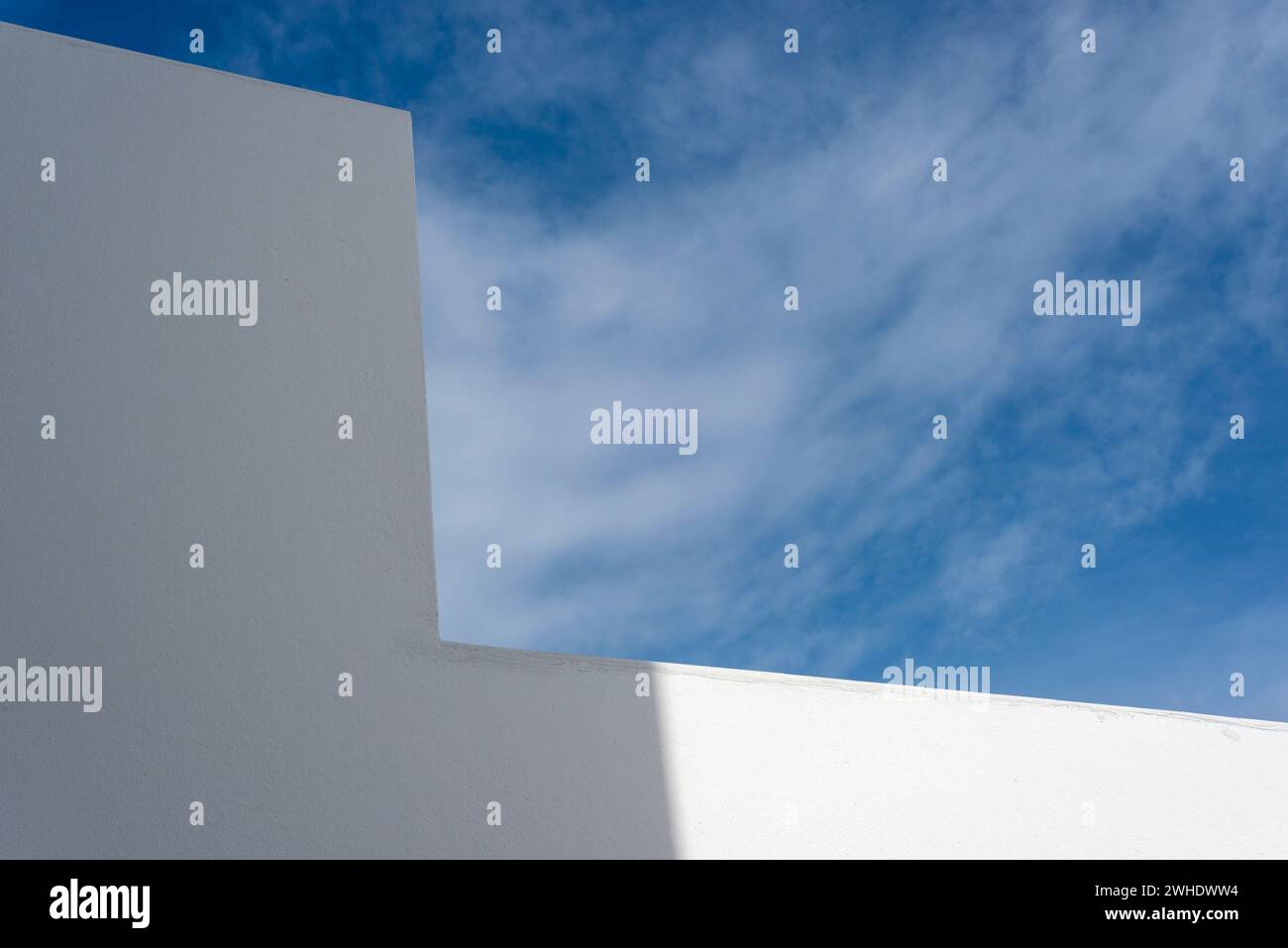 cielo blu e muro bianco con ombra Foto Stock