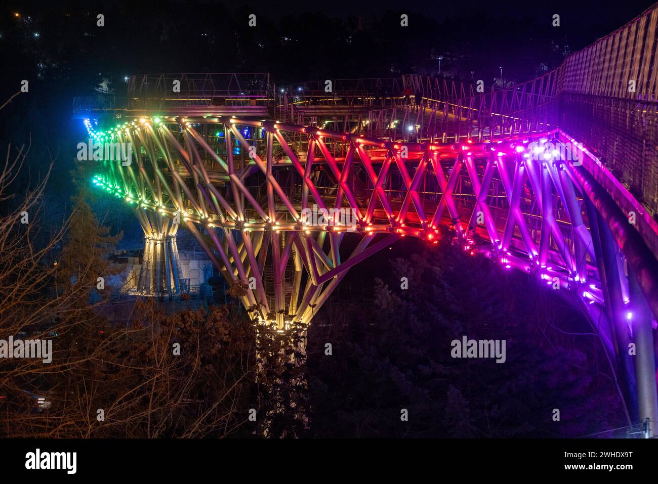 Tabiat Bridge di notte, Teheran, Iran Foto Stock