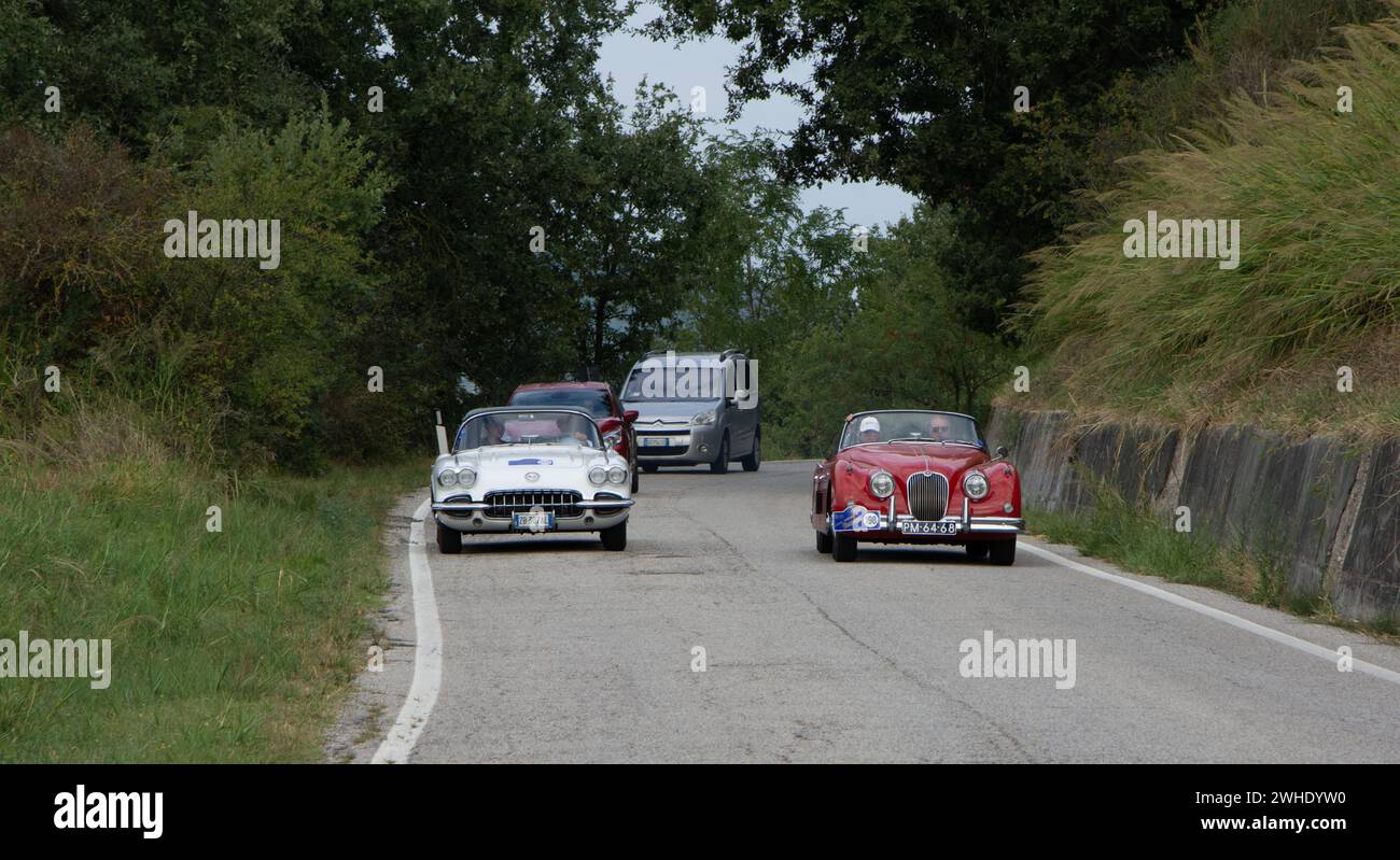 Tavoleto , Italia - sett. 16 - 20 23 : jaguar xk 150 roadster in coppa nuvolari vecchia auto da corsa Foto Stock