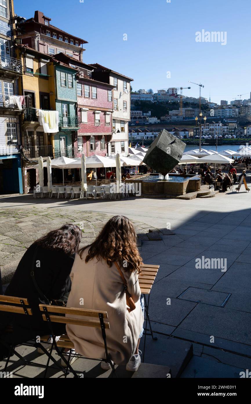 Due turisti a Prac da Ribeira a o Porto con il fiume Douro sullo sfondo Foto Stock