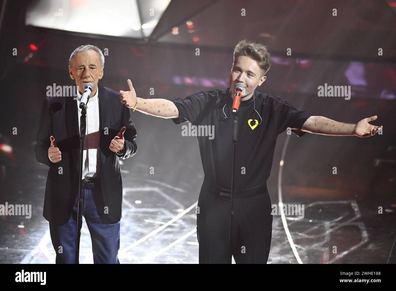 Sanremo, Italia. 9 febbraio 2024. Alfa con Roberto Vecchioni, perfermer durante la 74a edizione del Festival Italiano della canzone di SANREMO presso il Teatro Ariston di Sanremo - venerdì 9 FEBBRAIO 2024. Intrattenimento. (Foto di Marco Alpozzi/LaPresse) credito: LaPresse/Alamy Live News Foto Stock