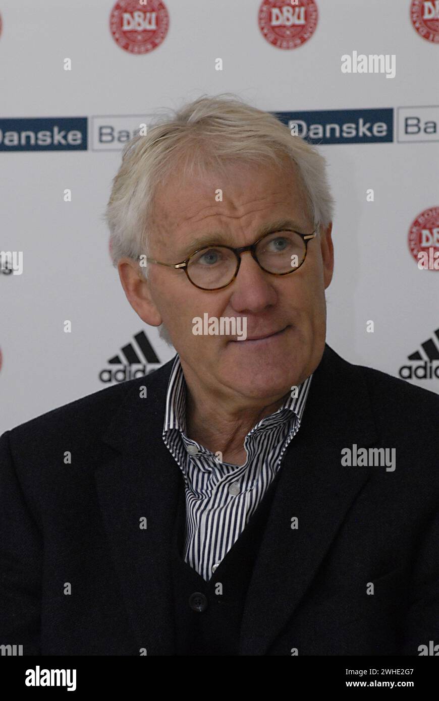 Copenaghen / Danimarca.  Morten Olsen, allenatore/cuoco della squadra nazionale di calcio danese Morten Olsen e Morten Wieghorst, allenatore della squadra nazionale di calcio degli U20, tengono una conferenza stampa congiunta presso la casa del sindacato calcistico danese di brondby, nazionale danese, Una partita di Verse Turket willæ si terrà il 14 novembre 2012 alle 8,00 (ora danese) a Türk Telekom Arena, Istanbul e U20 match il 14 novembre 2012 alle ore 12,30 ora danese allo Stadio Cebzespor Alaattin Kurt di Istanbul, Turchia giocatori di alto livello e valorizzano i giocatori che giocano energia oggi lunedì 5 novembre 2012 (foto di Francis Joseph Dean/De Foto Stock