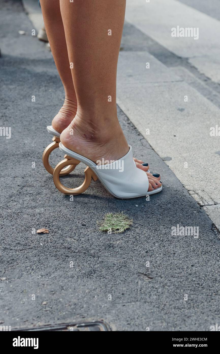Dettagli alla moda. Carlotta Rubaltelli fuori dalla sfilata Salvatore Ferragamo durante la Milano Fashion Week donna Primavera/Estate 2024. Foto Stock