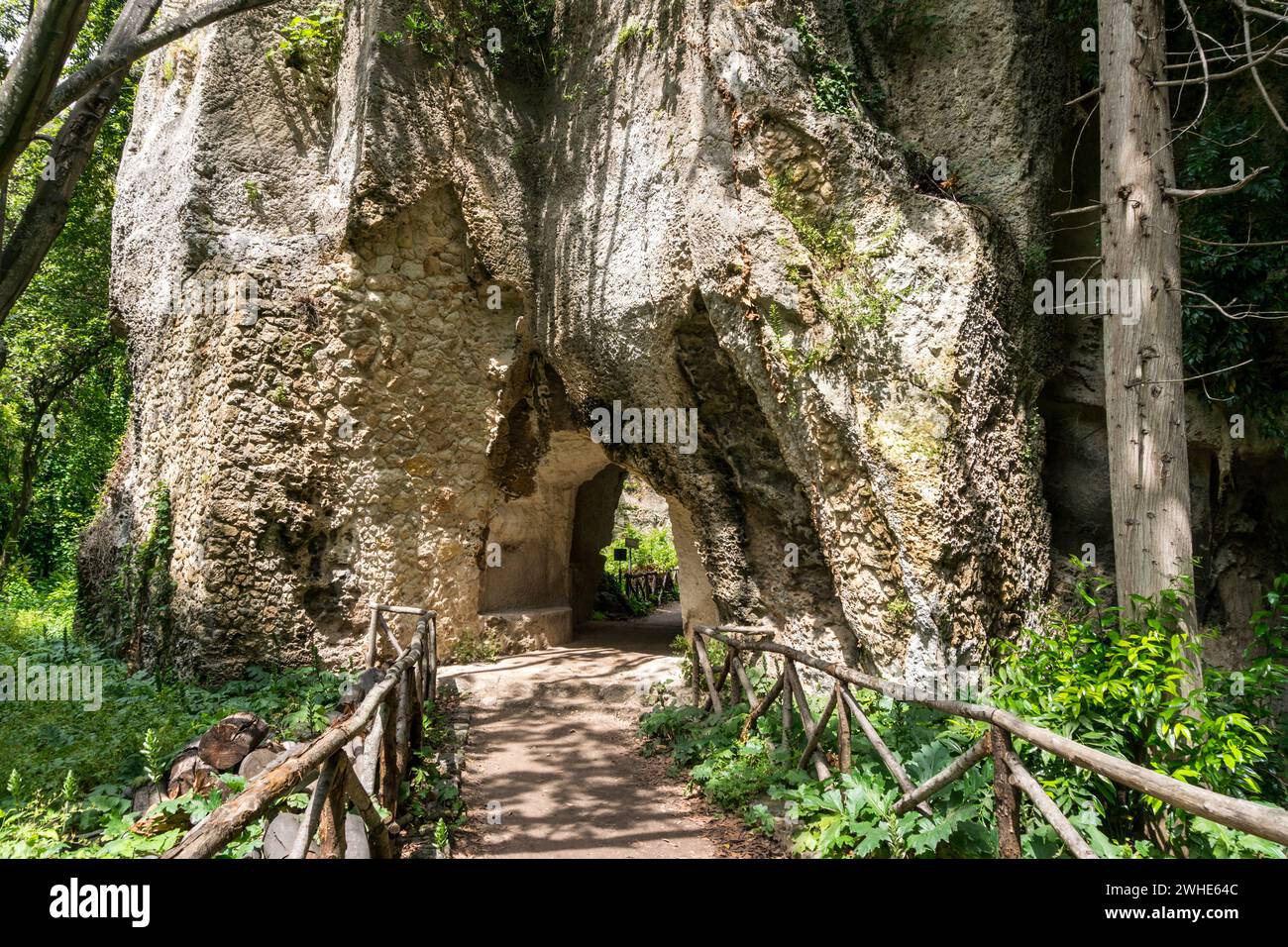 Siracusa, Italia - 9 maggio 2022: Vista del famoso e vasto parco naturale di Siracusa con un antico teatro greco, una chiesa, grotte e altri resti Foto Stock