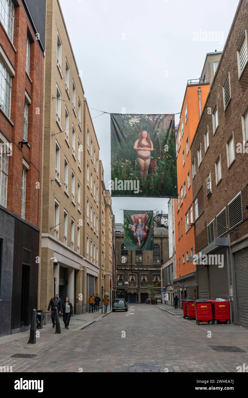 Siân Davey: 'The Garden' - mostra all'aperto nel Soho Photography Quarter a Ramillies Place W1, Londra, Inghilterra, Regno Unito Foto Stock