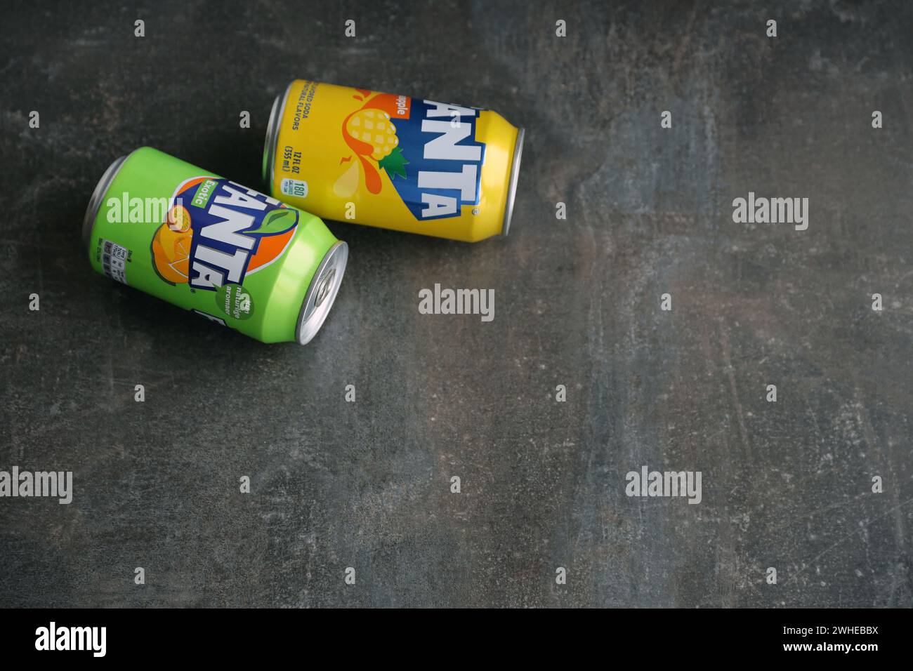 KIEV, UCRAINA - 4 MAGGIO 2023: Primo piano di lattine di latta di marca Fanta soft drink con vari sapori Foto Stock