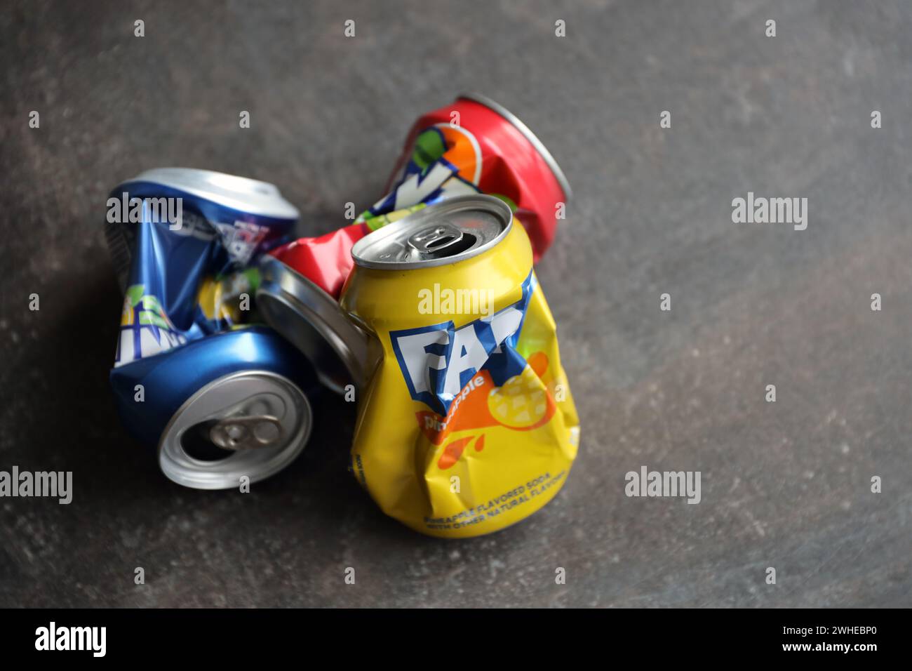 KIEV, UCRAINA - 4 MAGGIO 2023: Primo piano di lattine di latta crumpled di marca di bibite analcoliche Fanta con vari sapori Foto Stock