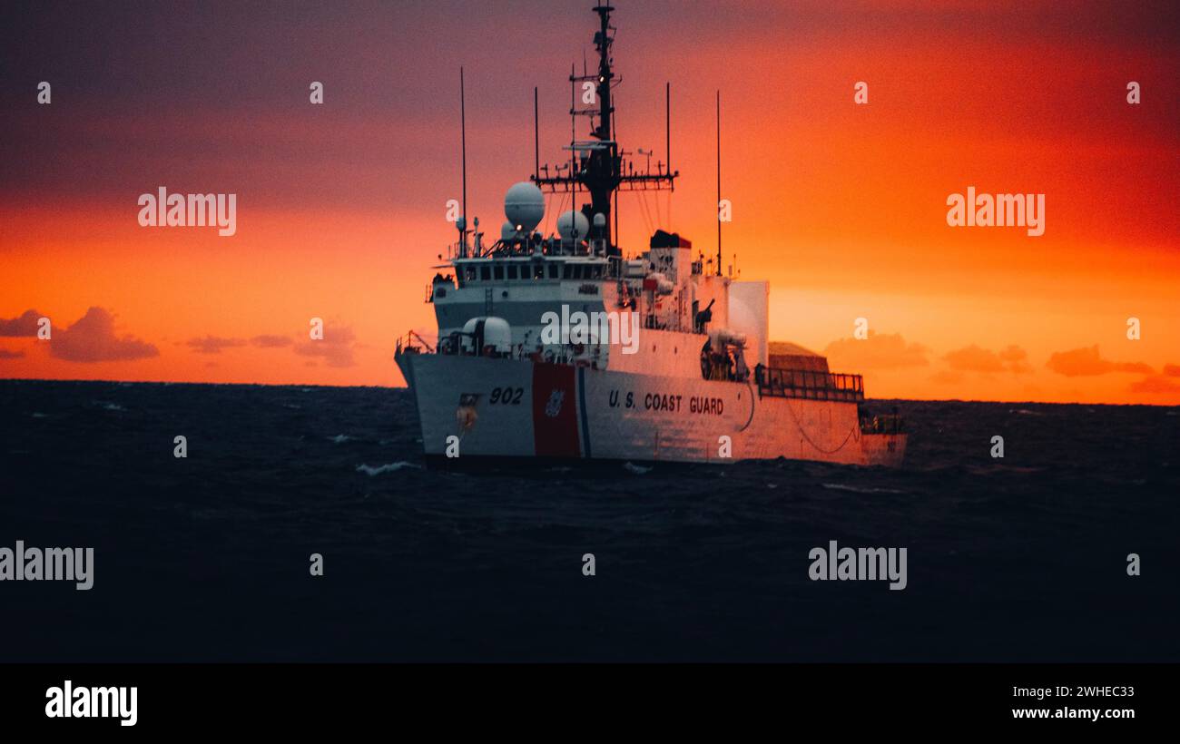 La Guardia Costiera degli Stati Uniti Cutter Tampa (WMEC 902) transita nello stretto della Florida il 4 febbraio 2024, supportando l'operazione Vigilant Sentry. Tampa è stata portata a Portsmouth, Virginia. (Foto della Guardia Costiera degli Stati Uniti del Senior Chief Petty Officer Brodie MacDonald) Foto Stock