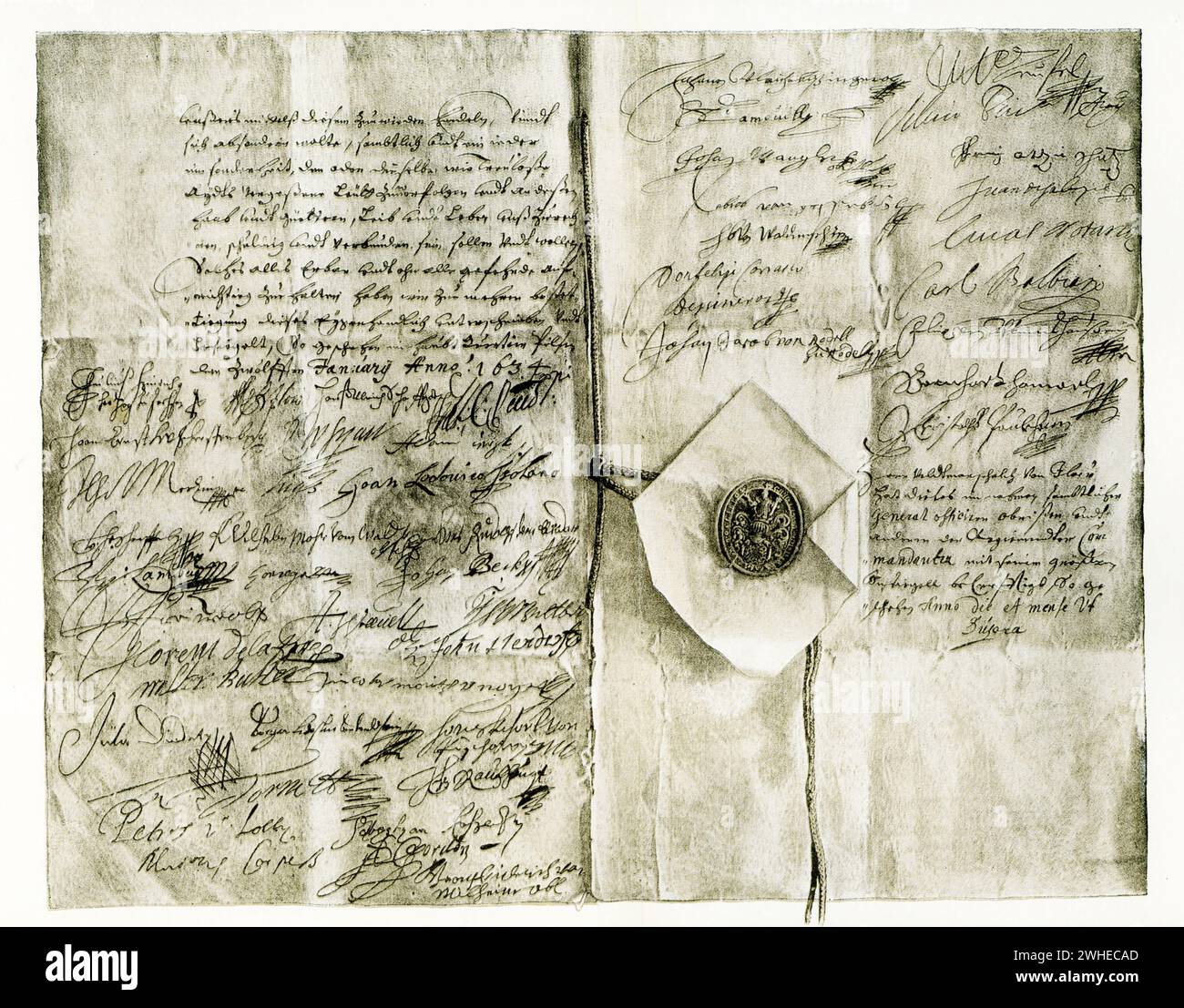 Di seguito sono riportate le ultime due pagine del “Pilsener Schlusse” (conclusioni del Pilsener) con le firme degli ufficiali di Albrecht von Wallenstein. La data è il 1634. Questa fu la dichiarazione di lealtà ad Albrecht Von Wallenstein firmata da quarantanove dei suoi ufficiali a Pilsen il 12 gennaio 1634. Wallenstein era un capo militare e statista boemo che combatté dalla parte cattolica durante la guerra dei trent'anni (1618-1648). Foto Stock