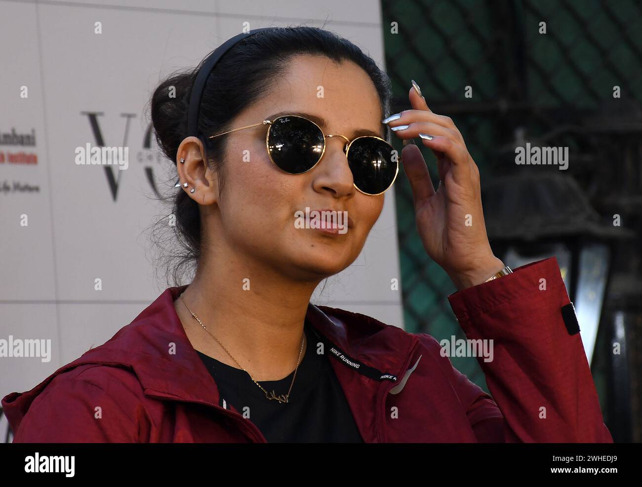 Mumbai, India. 9 febbraio 2024. L'ex tennista indiana Sania Mirza posa per una foto mentre arriva per guardare l'Indian Open 2024 Pickleball Tournament a Mumbai. Credito: SOPA Images Limited/Alamy Live News Foto Stock