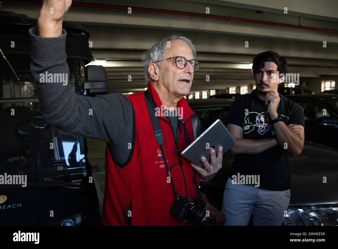 West Palm Beach, Florida, Stati Uniti. 3 febbraio 2024. Il fotoreporter della rivista di viaggi in tutto il mondo David Burnett condivide la sua esperienza e i suoi consigli con un piccolo gruppo di studenti di fotografia durante un workshop FOTOfusion presso il Palm Beach Photographic Centre. (Immagine di credito: © Robin Rayne/ZUMA Press Wire) SOLO PER USO EDITORIALE! Non per USO commerciale! Foto Stock