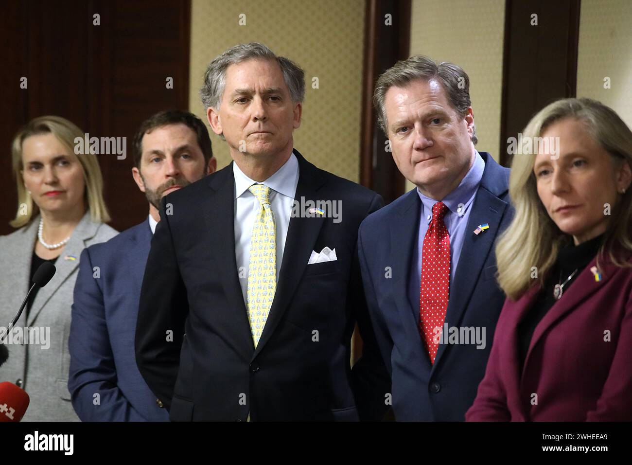 KIEV, UCRAINA - 09 FEBBRAIO 2024 - il membro della camera dei rappresentanti French Hill e il presidente della commissione permanente per l'intelligence della camera degli Stati Uniti Mike Turner (C, L-R) sono ritratti durante un comunicato stampa della delegazione bipartisan del Congresso, Kiev, capitale dell'Ucraina Foto Stock