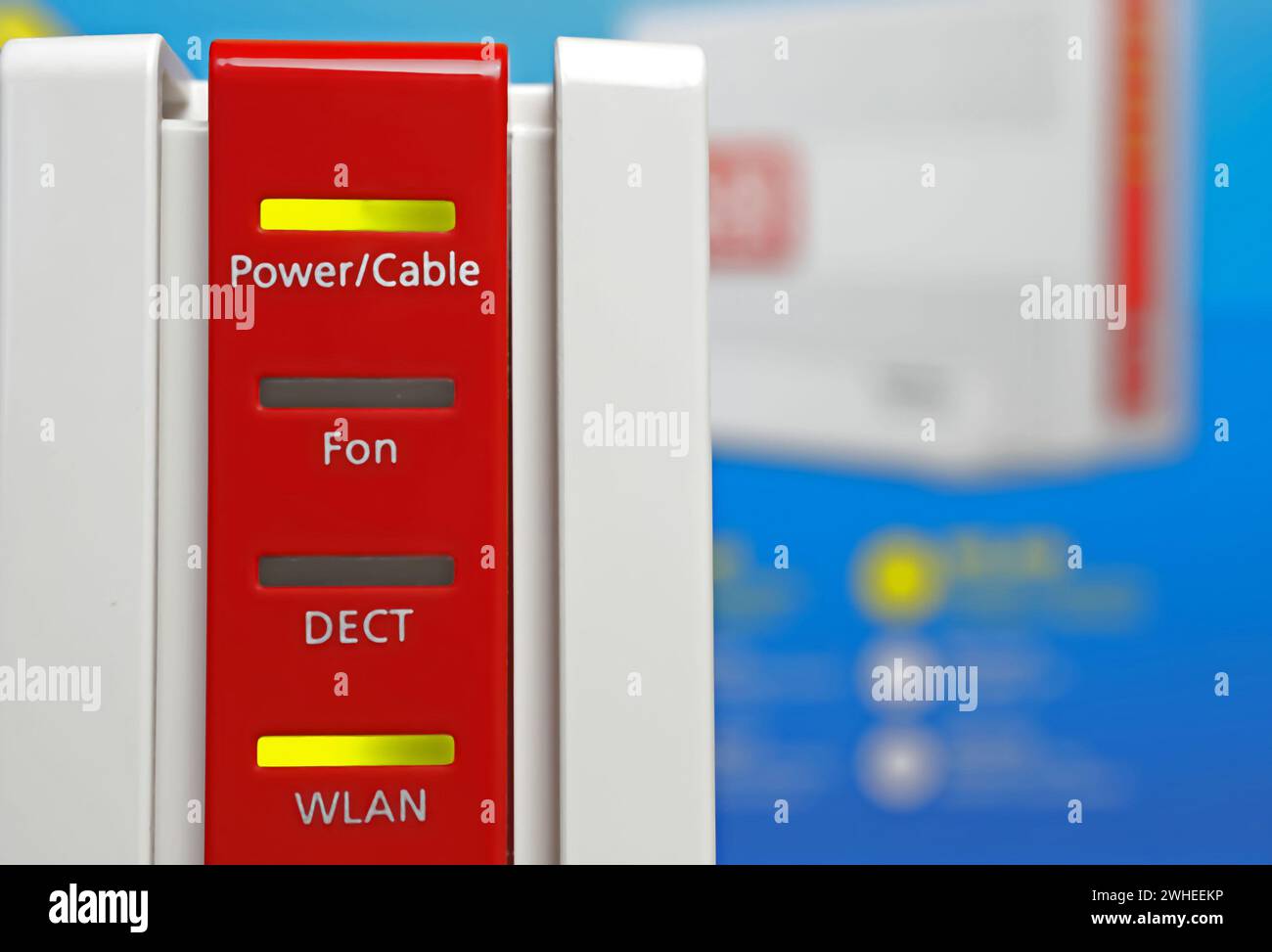 Viersen, Germania - 9 gennaio. 2024: Primo piano del router AVM Fritz box per la connessione Internet wireless e via cavo Foto Stock
