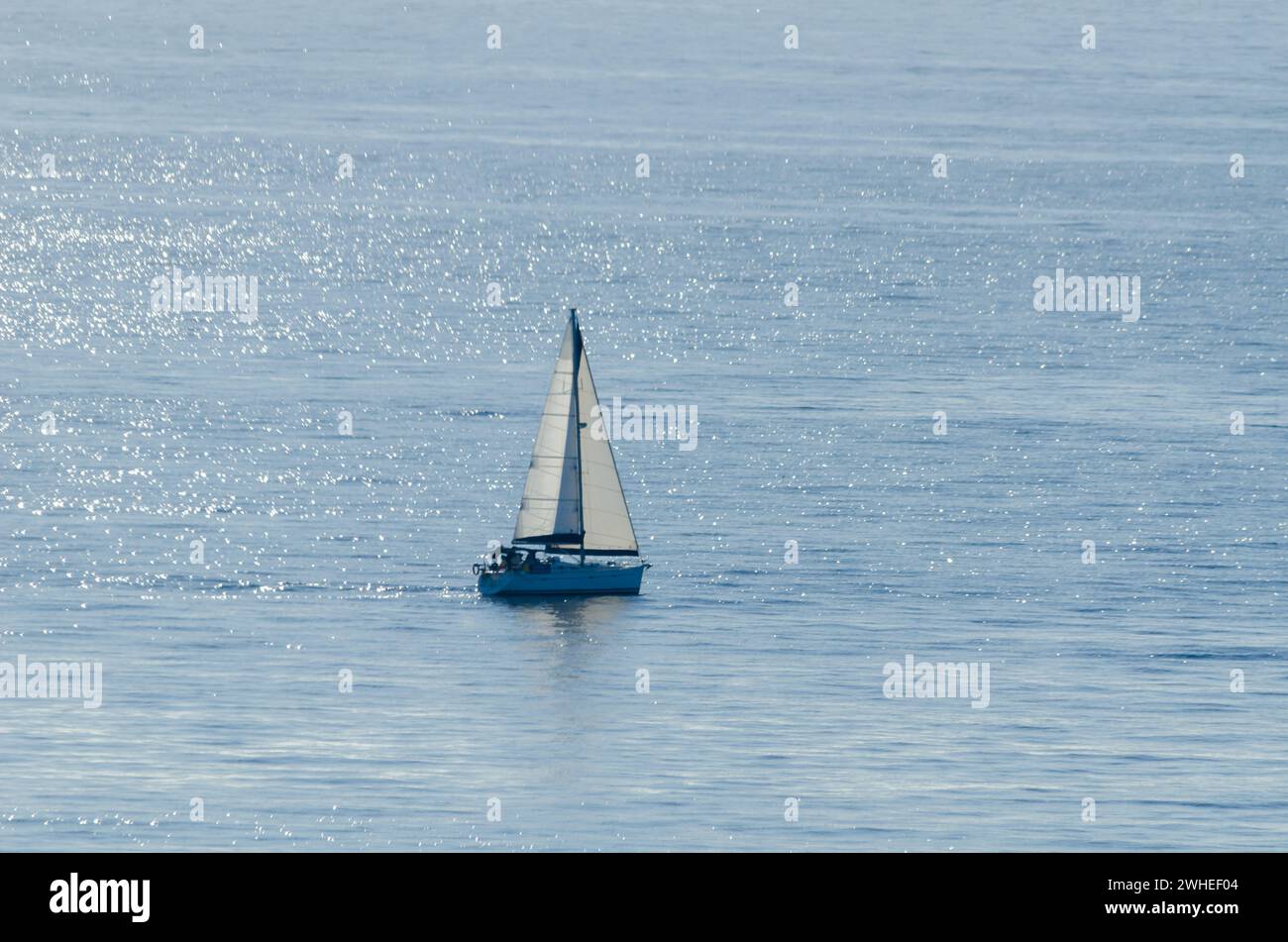 Yacht vela il mare, cielo limpido e azzurro acqua, sport ricreativo, il riposo attivo Foto Stock