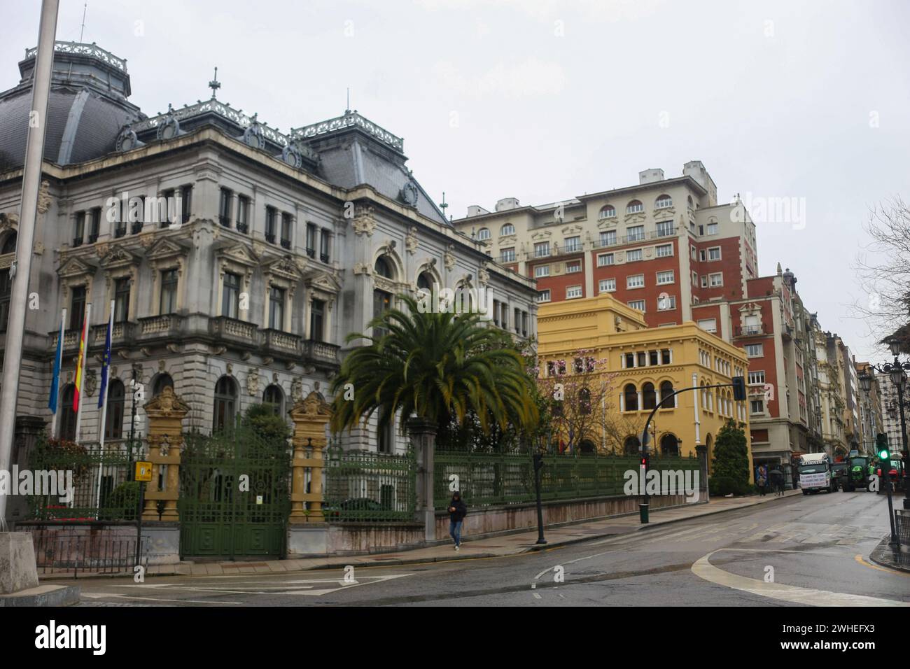 Oviedo, Spagna. 9 febbraio 2024. La facciata principale dell'Assemblea generale del Principato delle Asturie accanto a diversi trattori parcheggiati durante il quarto giorno di proteste sui trattori sulle strade spagnole per chiedere miglioramenti nel settore, il 9 febbraio 2024, a Oviedo, in Spagna. C (foto di Alberto Brevers/Pacific Press) credito: Pacific Press Media Production Corp./Alamy Live News Foto Stock