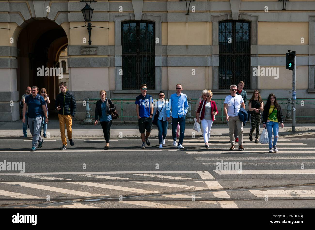 '26.05.2019, Polonia, bassa Slesia, Breslavia - pedoni nel centro della città che attraversano la strada a un semaforo. 00A190526D201CAROEX.JPG [RIF. MODELLO Foto Stock