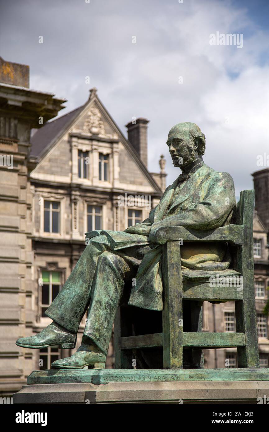 '11.07.2019, Irlanda, Contea di Dublino, Dublino - Trinity College 1592, statua di William Lecky (1838-1903, storico irlandese) nel campus. 00A190711D224CAROEX.J Foto Stock