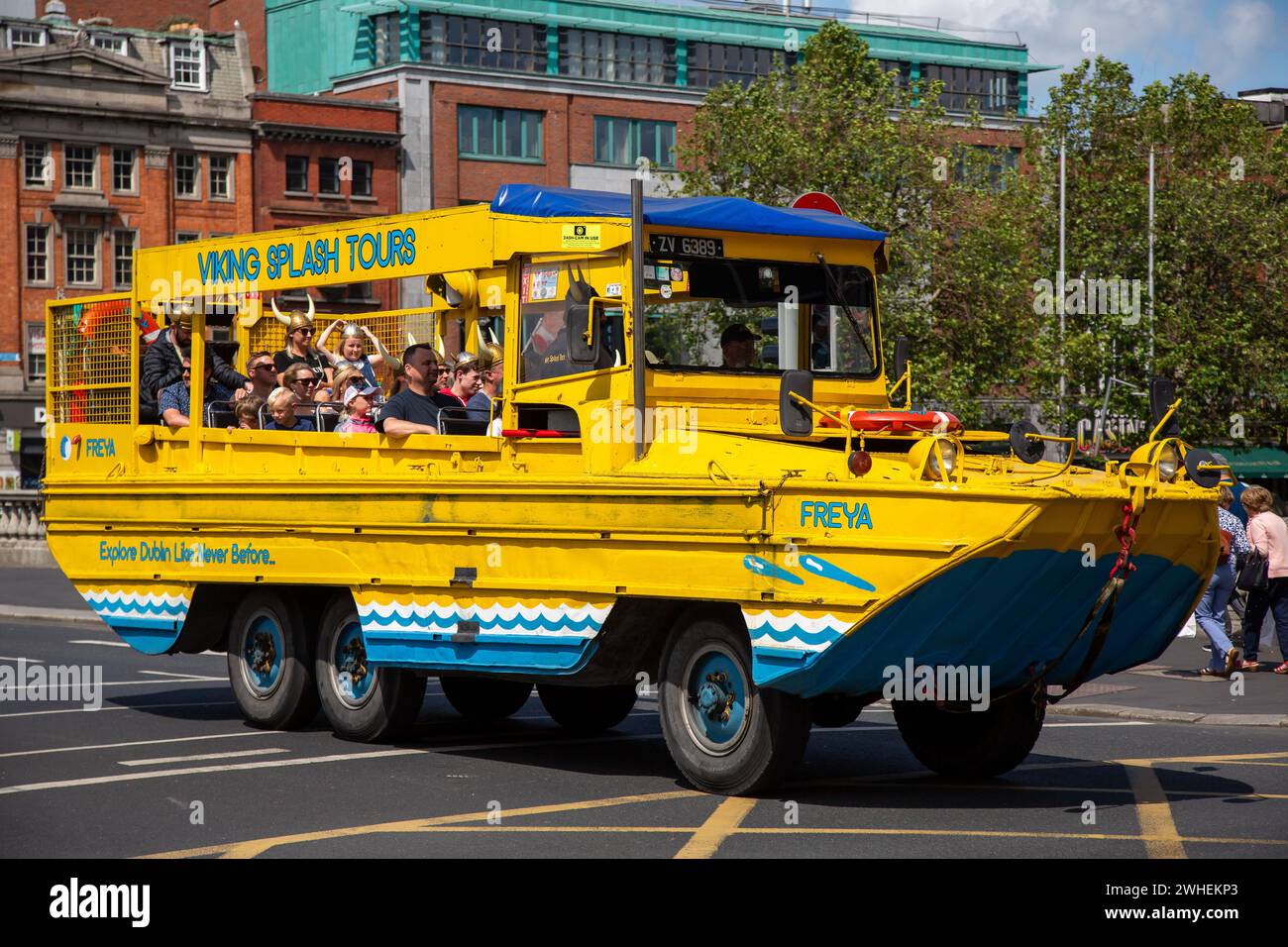 '11.07.2019, Irlanda, Contea di Dublino, Dublino - turisti nel traffico cittadino con Viking Splash Tours (veicolo anfibio). 00A190711D415CAROEX.JPG [MODELLO R Foto Stock