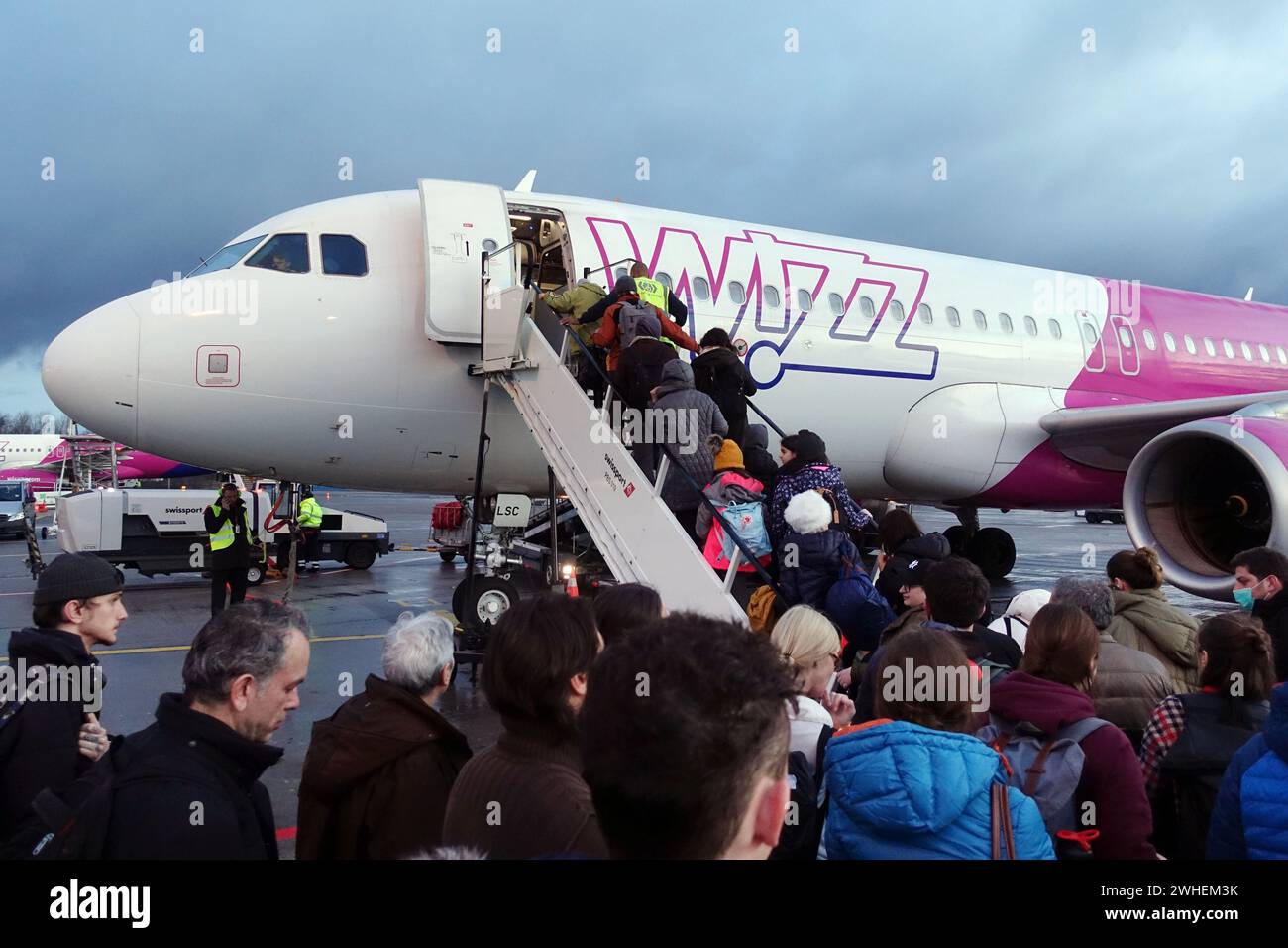 '31.01.2020, Germania, Brandeburgo, Schoenefeld - i viaggiatori salgono a bordo di un aereo Wizz Air. 00S200131D009CAROEX.JPG [VERSIONE MODELLO: NO, RILASCIO PROPRIETÀ: NO (C Foto Stock